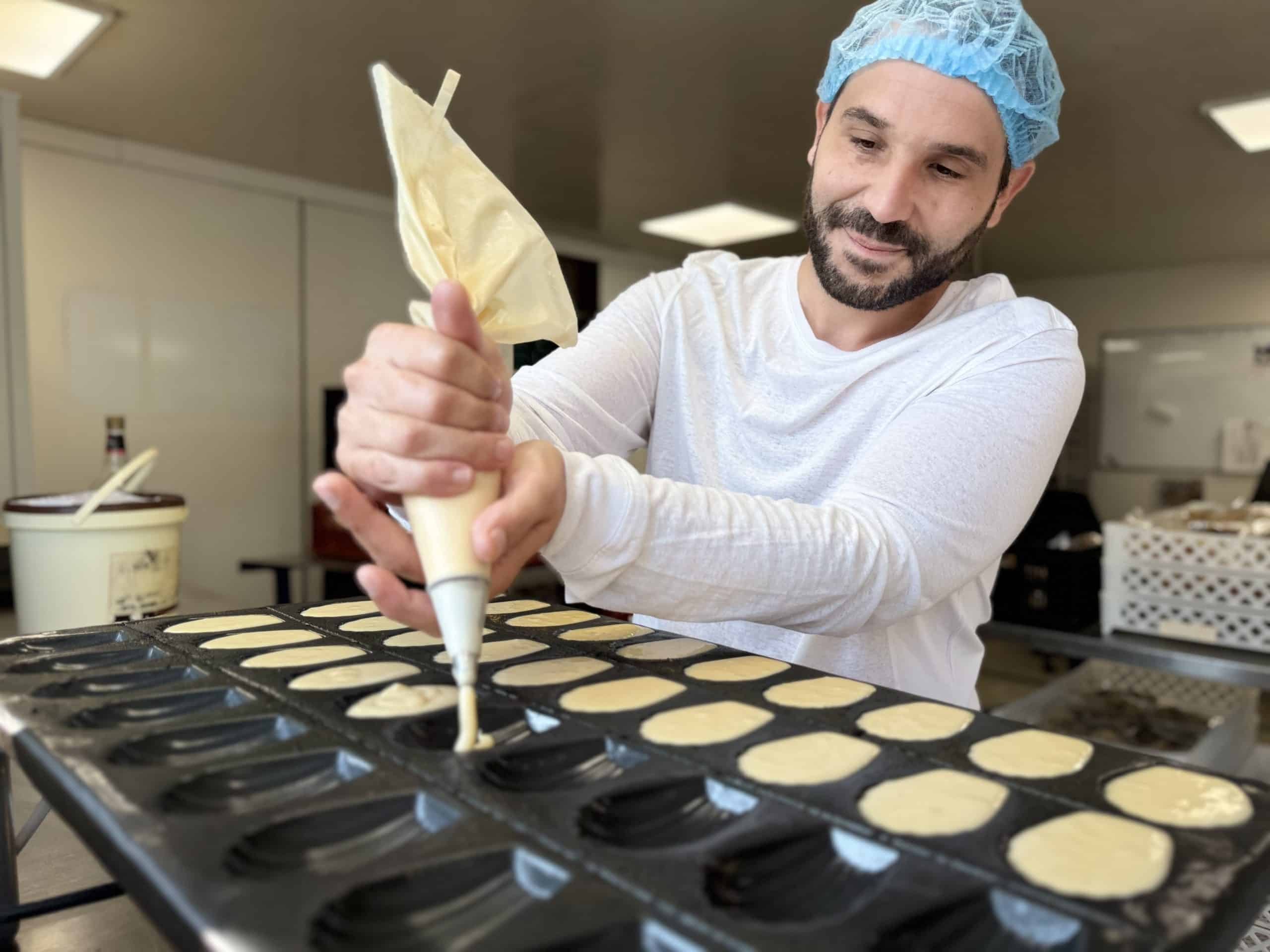 Baptiste, pâtissier R&D, est chargé d'imaginer et de développer de nouvelles recettes. Il gère les tests en laboratoire, supervise les essais industriels et s'occupe également du sourcing des matières premières.